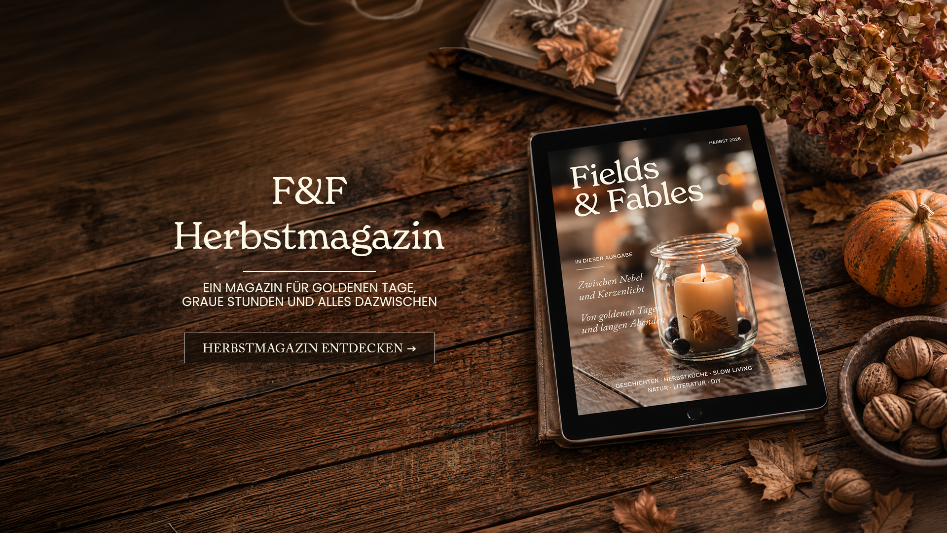 Titelseite aus dem Herbstjournal 2026, Hintergrund KI-generiert und redaktionell bearbeitet von Fields & Fables,